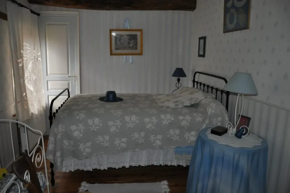 Chambre Les Bleuets - vue lit